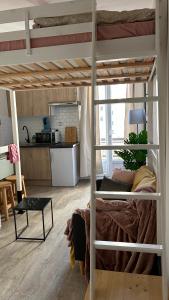 una camera con letto a castello e una cucina di Marbeuf - Lao Immo a Grenoble