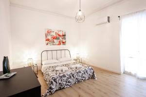 Un dormitorio blanco con una cama y una mesa. en L'Host Apartment Agrigento Centro, en Agrigento 26 fotos más