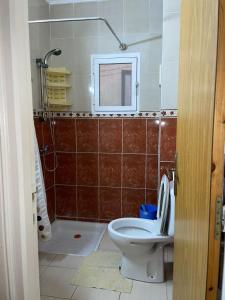 a bathroom with a toilet and a shower at Appartement au centre ville pres de la plage in El Jadida +8 photos