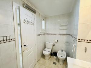 A bathroom at A2 - Calasol - 2004 Finestrat