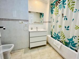 A bathroom at A2 - Calasol - 2004 Finestrat
