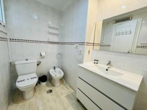 A bathroom at A2 - Calasol - 2004 Finestrat