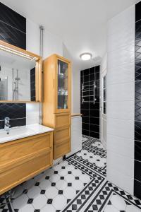 ヘルシンキにあるSTAY Kamppi Seaside Apartmentの黒と白のタイルフロアのバスルーム(シンク付) +33枚の写真