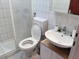 Koupelna v ubytování Apartments Bugi + 37 fotografií