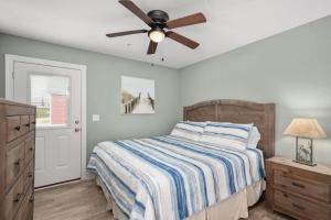 een slaapkamer met een bed en een plafondventilator bij NH387 Haven on the Banks in Nags Head +50 foto's