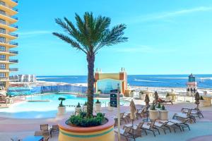 Bazén v ubytování Emerald Grande W222- Rexford's BEACH Retreat nebo v jeho okolí
