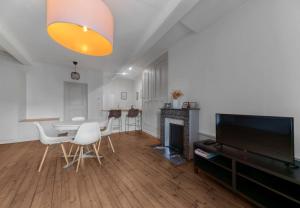 Μια τηλεόραση ή/και κέντρο ψυχαγωγίας στο Le Ballainvilliers - Appartement cœur de ville