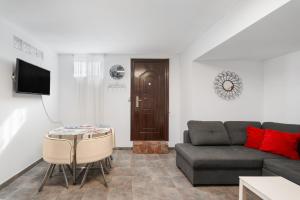 Μια τηλεόραση ή/και κέντρο ψυχαγωγίας στο Fairways Apartments Heated Pool