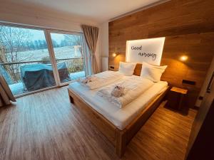 ブラウンラーゲにあるBaude IV - Löwenbaude Braunlageの大きな窓のある部屋にある大きなベッド