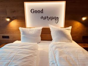 ブラウンラーゲにあるBaude IV - Löwenbaude Braunlageのベッド2台(白いシーツ、おはようございます)