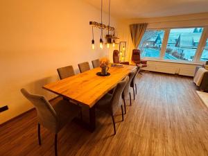 ブラウンラーゲにあるBaude IV - Löwenbaude Braunlageの木製のテーブルと椅子のあるダイニングルーム