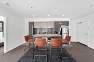 Η κουζίνα ή μικρή κουζίνα στο Bright 2-Bed Apartment with Scenic Balcony