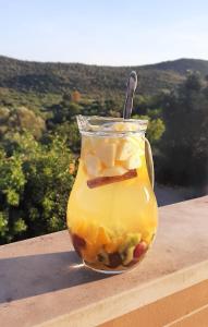 ein Glas Limonade auf einem Sims in der Unterkunft B&B Casa Flamenga in Alte