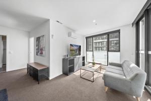 Μια τηλεόραση ή/και κέντρο ψυχαγωγίας στο Bright 2-Bed Apartment with Scenic Balcony