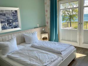 - une chambre avec 2 lits et une fenêtre avec vue dans l'établissement Ferienresidenz Haus Vogelflug Fehmarn-Ostseeferien Strandresidenz Vogelflug 141 App 4 Meerblick, à Fehmarn