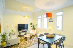 un soggiorno con tavolo e sedie di Apartamento Matilde a Ferrol