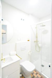 un bagno bianco con doccia e WC di Apartamento Matilde a Ferrol