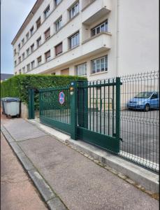 Το κτήριο όπου στεγάζεται  το διαμέρισμα
