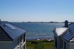- une vue sur l'océan depuis les toits des maisons dans l'établissement Ferienresidenz Haus Vogelflug Strandresidenz Vogelflug App 10, à Fehmarn