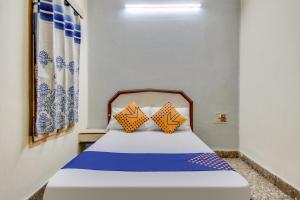 Hotel O New Aiswarya房間的床