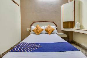 Hotel O New Aiswarya房間的床