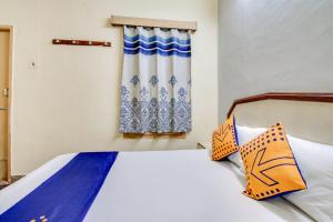 Hotel O New Aiswarya房間的床