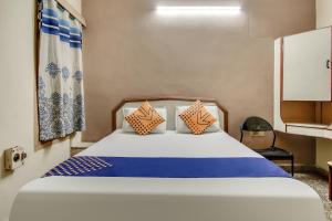 Hotel O New Aiswarya房間的床