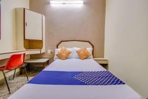 Hotel O New Aiswarya房間的床
