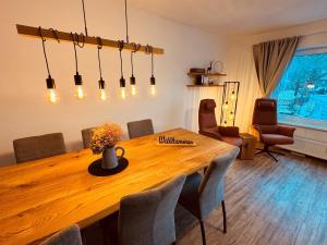 ブラウンラーゲにあるBaude IV - Löwenbaude Braunlageの木製のテーブルと椅子のあるダイニングルーム