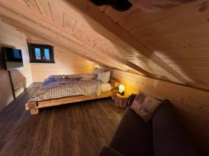Ένα ή περισσότερα κρεβάτια σε δωμάτιο στο Harz - Blockhaus, 4 und 5 Sterne Blockhäuser, Sauna und Kamin