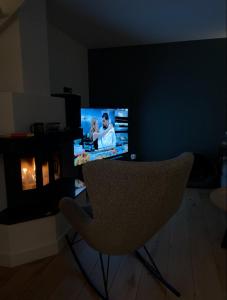 TV a/nebo společenská místnost v ubytování Experience Zaandam mills & Amsterdam city vibes