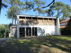 a house with a large garage in a yard at Villa SOROCA pour 8 personnes avec climatisation et wifi gratuit in Hossegor