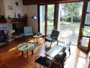 a living room filled with furniture and a fireplace at Villa SOROCA pour 8 personnes avec climatisation et wifi gratuit in Hossegor