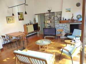 a living room filled with furniture and a fireplace at Villa SOROCA pour 8 personnes avec climatisation et wifi gratuit in Hossegor +11 photos