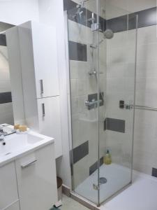 a bathroom with a glass shower and a sink at Villa SOROCA pour 8 personnes avec climatisation et wifi gratuit in Hossegor