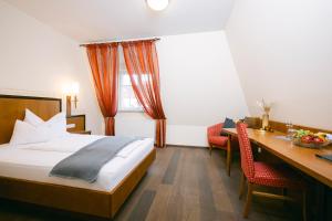 Ένα ή περισσότερα κρεβάτια σε δωμάτιο στο Gasthof Hotel Jägerwirt