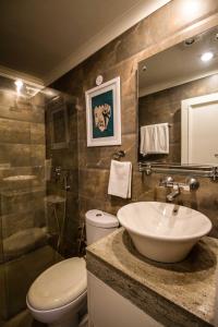 Bathroom sa Anara Service Apartments - Greater Kailash Part II