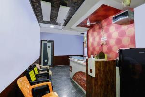 una habitación con una pantalla de proyección y sillas en Hotel O Qualia Grand, en Hyderabad 24 fotos más