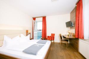 Ένα ή περισσότερα κρεβάτια σε δωμάτιο στο Gasthof Hotel Jägerwirt