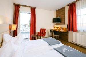 Ένα ή περισσότερα κρεβάτια σε δωμάτιο στο Gasthof Hotel Jägerwirt