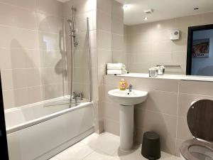 Bilik mandi di Winter Gardens Service Apartments 2 by Blackpool Service Apartments +32 gambar