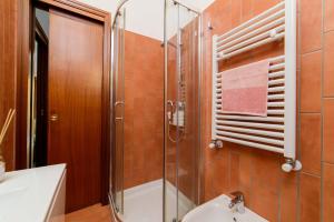 Bilik mandi di AMORE RENTALS - Appartamento Louise +40 gambar