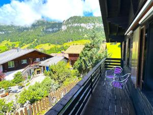 balcone con panchina e vista sulle montagne di SwissHut Stunning Views Alps - Chalet Flora a Beatenberg
