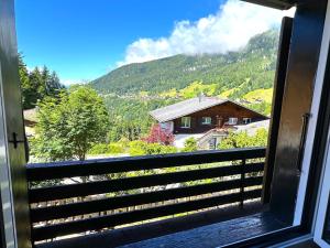 una finestra con vista sulle montagne di SwissHut Stunning Views Alps - Chalet Flora a Beatenberg