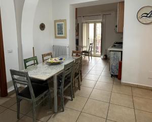 Una cocina y un comedor con mesa y sillas. en Movidart house, en Gaeta