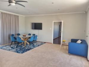 Grace Space in Plattekloof的电视和/或娱乐中心