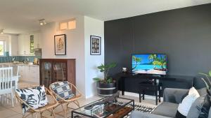 Μια τηλεόραση ή/και κέντρο ψυχαγωγίας στο The Salty Whale - 3BD APT - Central Sea Views