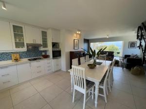 Η κουζίνα ή μικρή κουζίνα στο The Salty Whale - 3BD APT - Central Sea Views