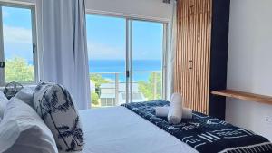 Ένα ή περισσότερα κρεβάτια σε δωμάτιο στο The Salty Whale - 3BD APT - Central Sea Views