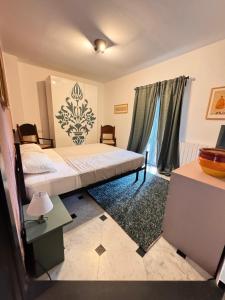 1 dormitorio con 1 cama grande, 1 mesa y 1 cama sidx sidx sidx en GENOVA Suites SANT'UGO, en Génova